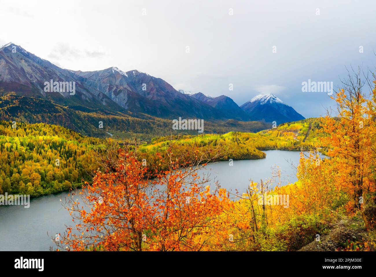 Alaska, Highway 1. Herbstlandschaft mit Fluss und schneebedeckten Vulkan. Stockfoto