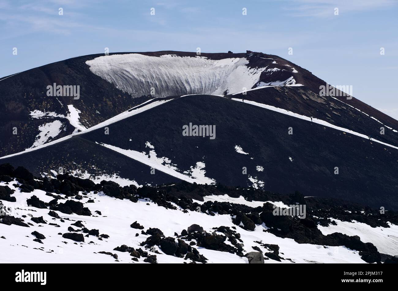 Ascherkegel des Vulkans im Winter Ätna-Nationalpark, Sizilien, Italien Stockfoto