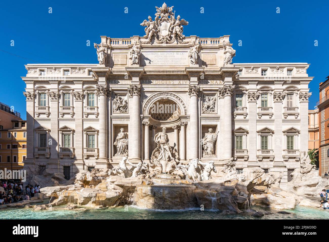 Der Trevi-Brunnen (Fontana di Trevi), eine der meistbesuchten Sehenswürdigkeiten Roms. Rom, Italien, Oktober 2022 Stockfoto