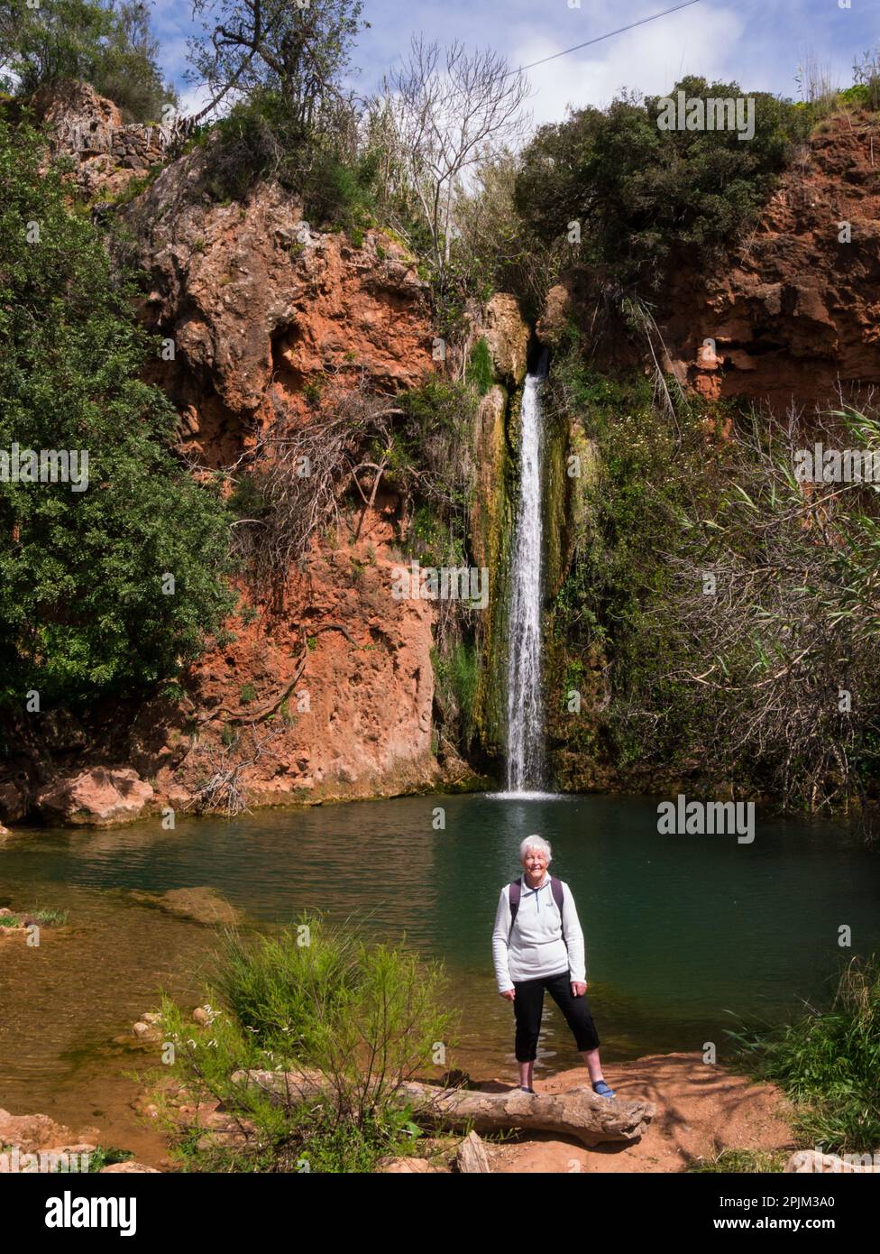 Ältere weibliche Touristen, die Queda do Vigario Falls besuchen Alte Algarve Portugal EU Herbst 24m über Klippen in ein tiefes Becken mit Feigenbäumen Ältere Frau Stockfoto