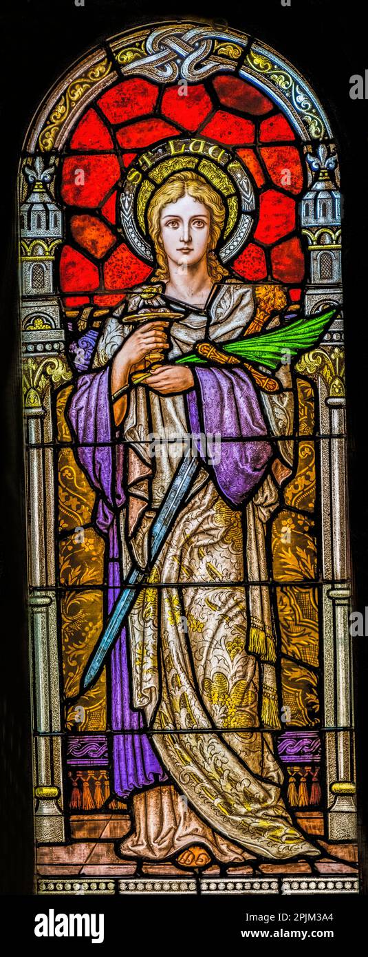 St. Lucy-Buntglas, Phoenix, Arizona. Der römische Märtyrer St. Lucy 304 v. Chr. weigerte sich, das Christentum aufzugeben. Stockfoto