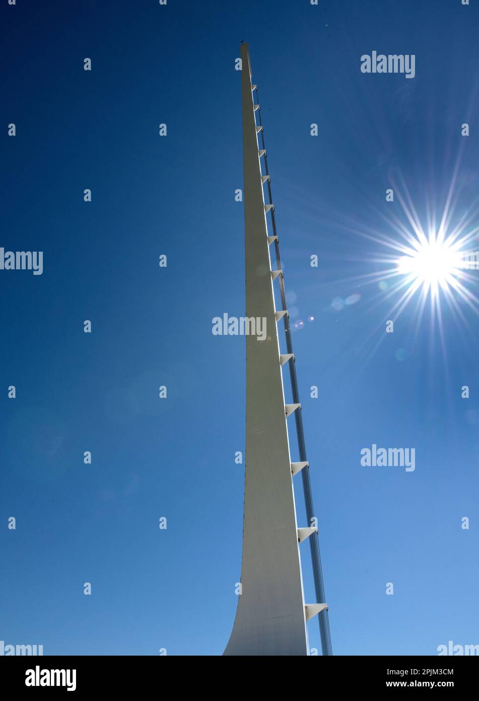 Anmutige Sundial Bridge über dem Sacramento River in Redding. Stockfoto