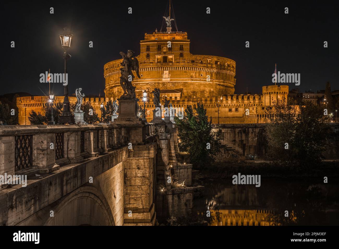 Nachtsicht auf das Castel Sant'Angelo am Ufer des Tibers, Rom, Italien Stockfoto