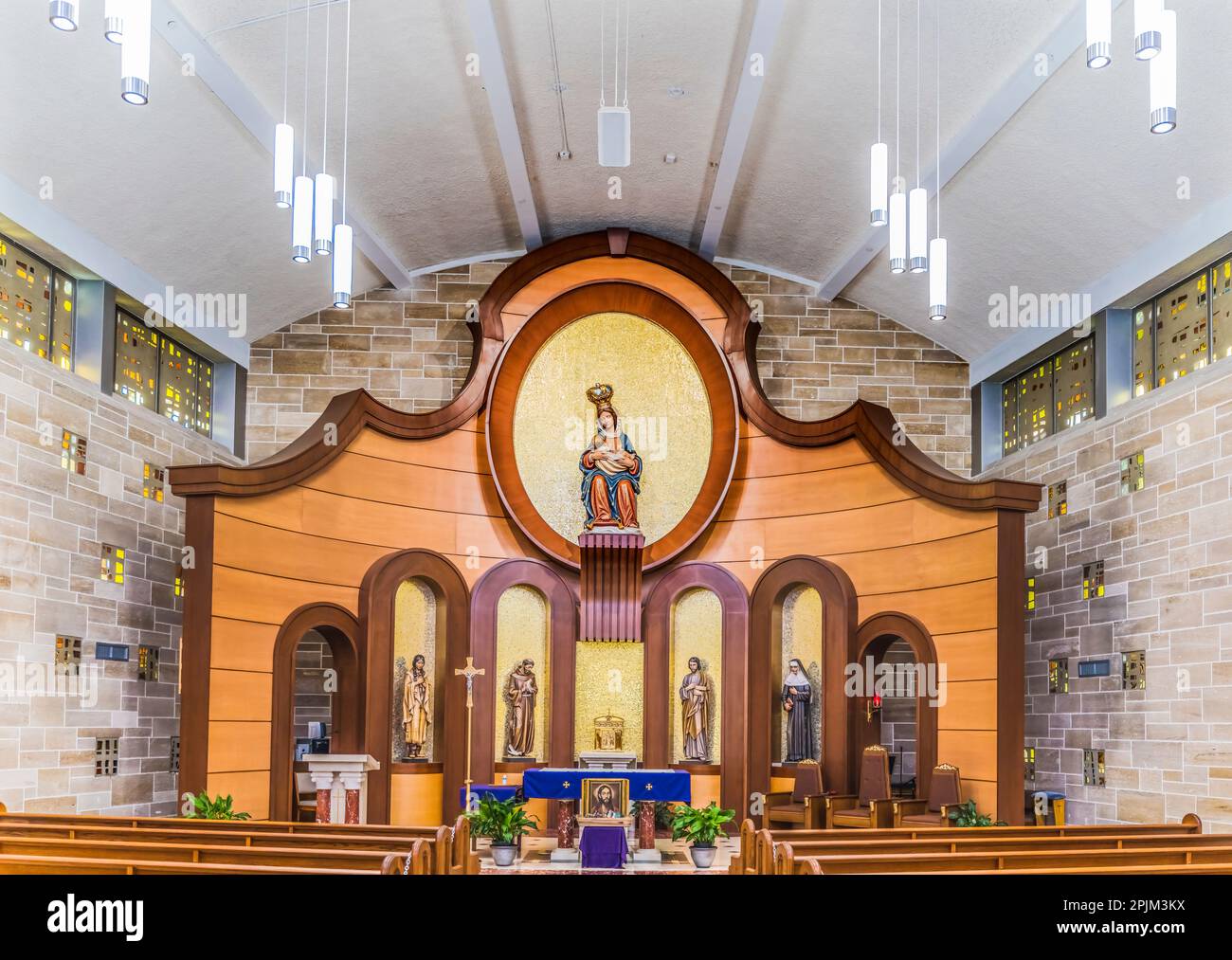 Altar in Saint Augustine, Florida. Mission gegründet 1565, Statue von Maria, die Jesus stillt Stockfoto