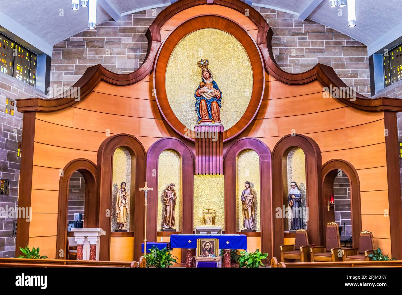Altar in Saint Augustine, Florida. Mission gegründet 1565, Statue von Maria, die Jesus stillt Stockfoto