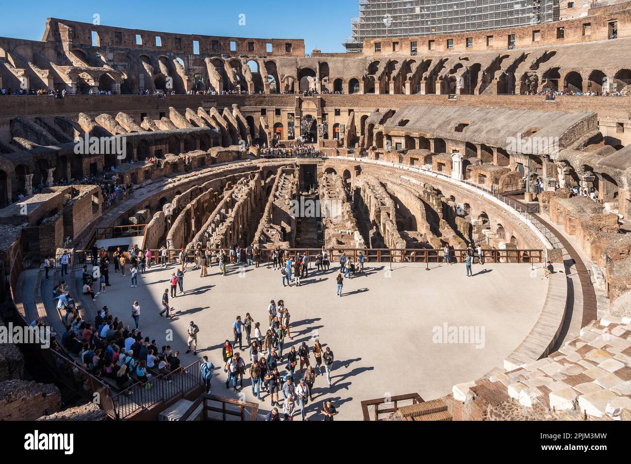 Das Innere des römischen Kolosseums, eines der meistbesuchten Wahrzeichen von Rom. Rom, Italien, Oktober 2022 Stockfoto