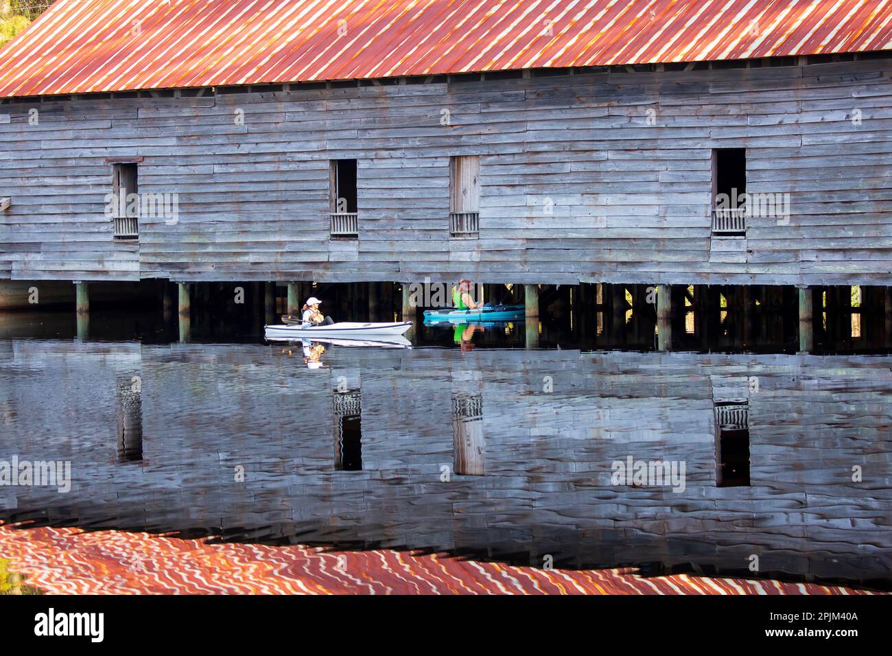 USA, Twin City. Kajakfahrer in der Grist Mill im Smith
