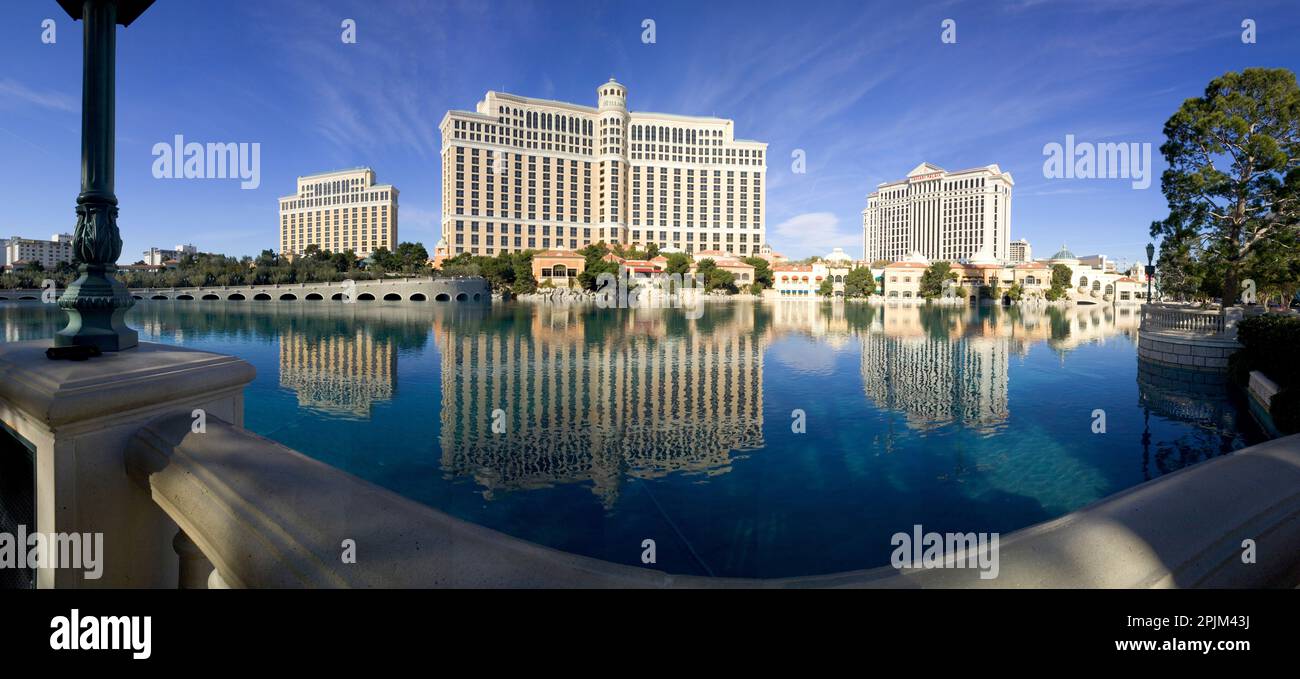 Nevada, Las Vegas. Das Hotel bietet Wasserspiele mit Bellagio und Caesar's Palace im Hintergrund. Stockfoto