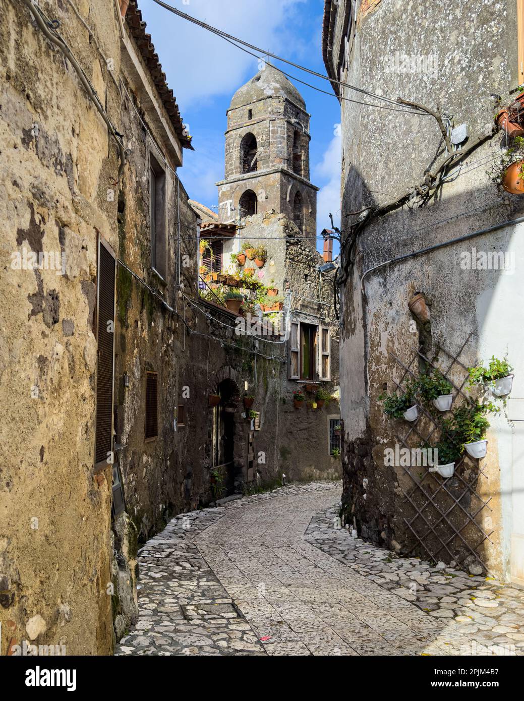 Eine Gasse in Casertavecchia, ein charmantes mittelalterliches Dorf und beliebtes Touristenziel, Kampanien, Italien Stockfoto