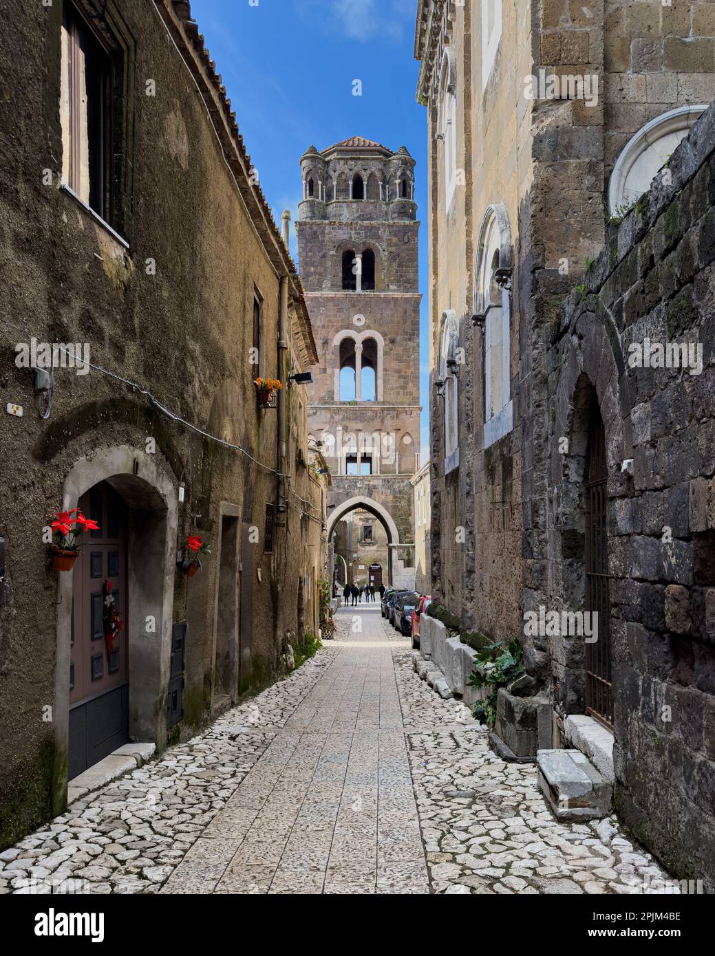 Eine Gasse in Casertavecchia, ein charmantes mittelalterliches Dorf und beliebtes Touristenziel, Kampanien, Italien Stockfoto