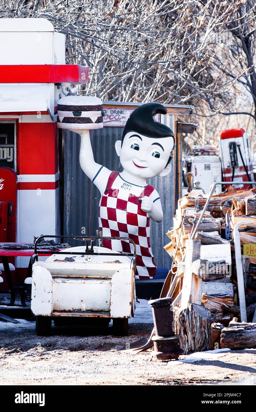 Eine Sammlung von Antiquitäten am Straßenrand mit Bobs Big Boy Stockfoto