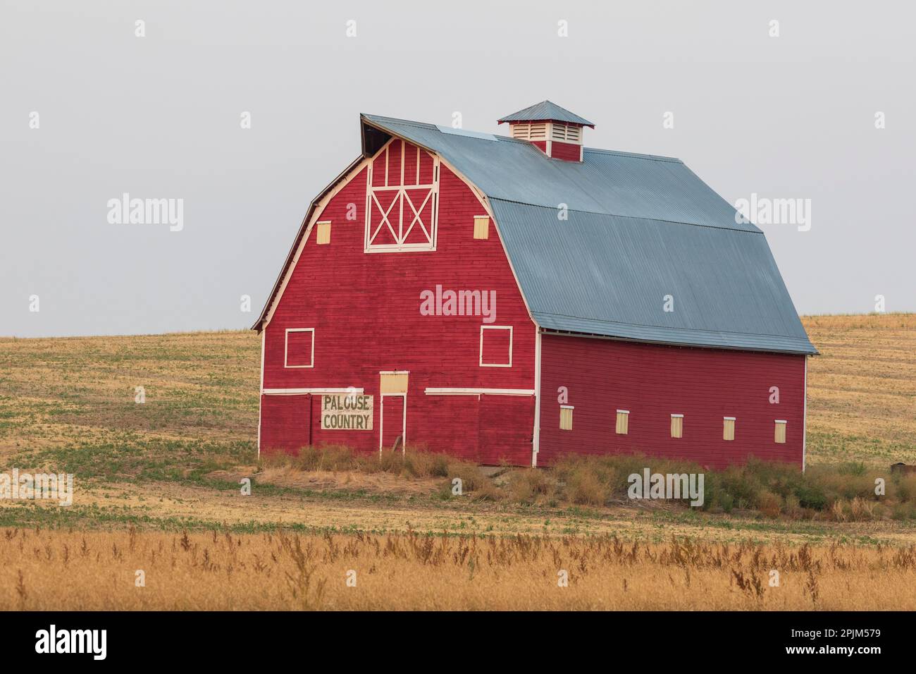 USA, Washington State, Whitman County, Palouse. Uniontown. South Montgomery Street. Rote Scheune. (Nur Redaktionelle Verwendung) Stockfoto