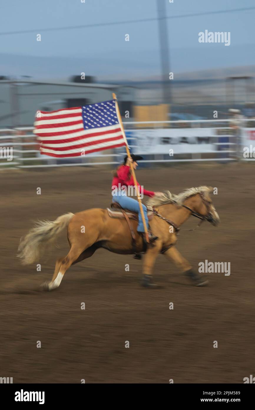 USA, Washington State, Whitman County, Palouse. Palouse Empire State Fair, Colfax. Rodeo und Flagge. (Nur Redaktionelle Verwendung) Stockfoto
