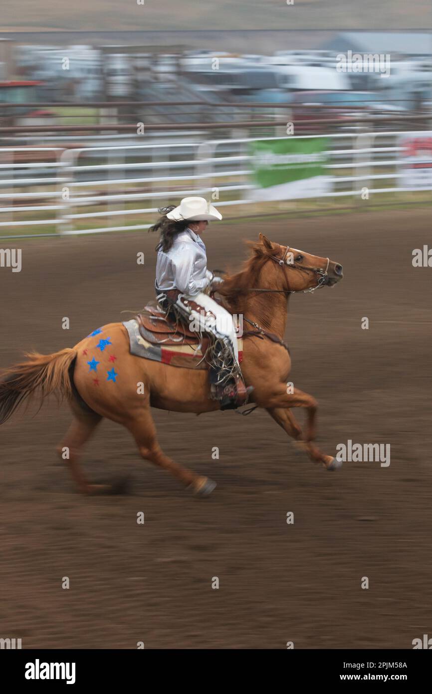 USA, Washington State, Whitman County, Palouse. Palouse Empire State Fair, Colfax. Rodeo. Frau auf Pferd. Königin-Kandidatin. (Nur Redaktionelle Verwendung) Stockfoto