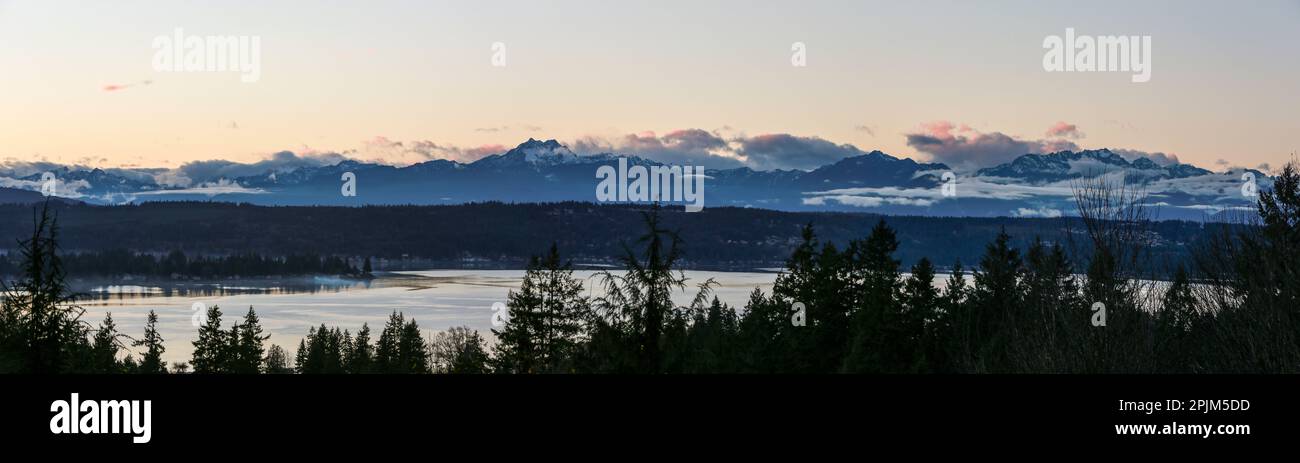 Bremerton, Washington, USA. Olympic Mountain Range. Stockfoto