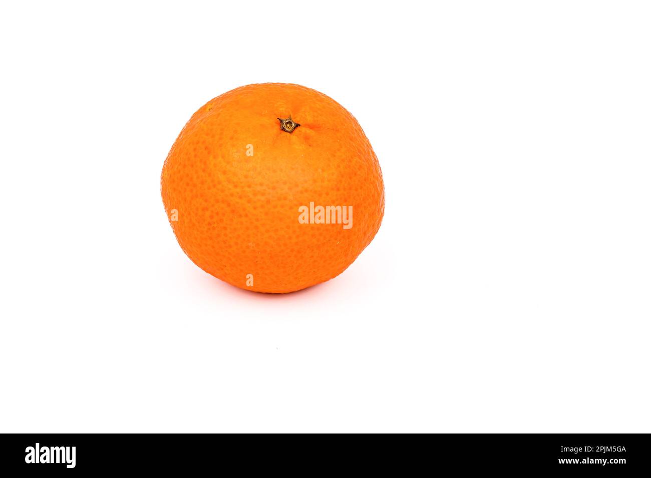 Eine orangefarbene Mandarine als gesundes Essen gekürzt vor weißem Hintergrund als Studioaufnahme Stockfoto
