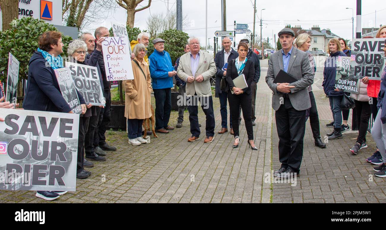 Menschen, die in Irland demonstrieren oder protestieren, mit Plakaten, um ihren Pier zu retten. Stockfoto