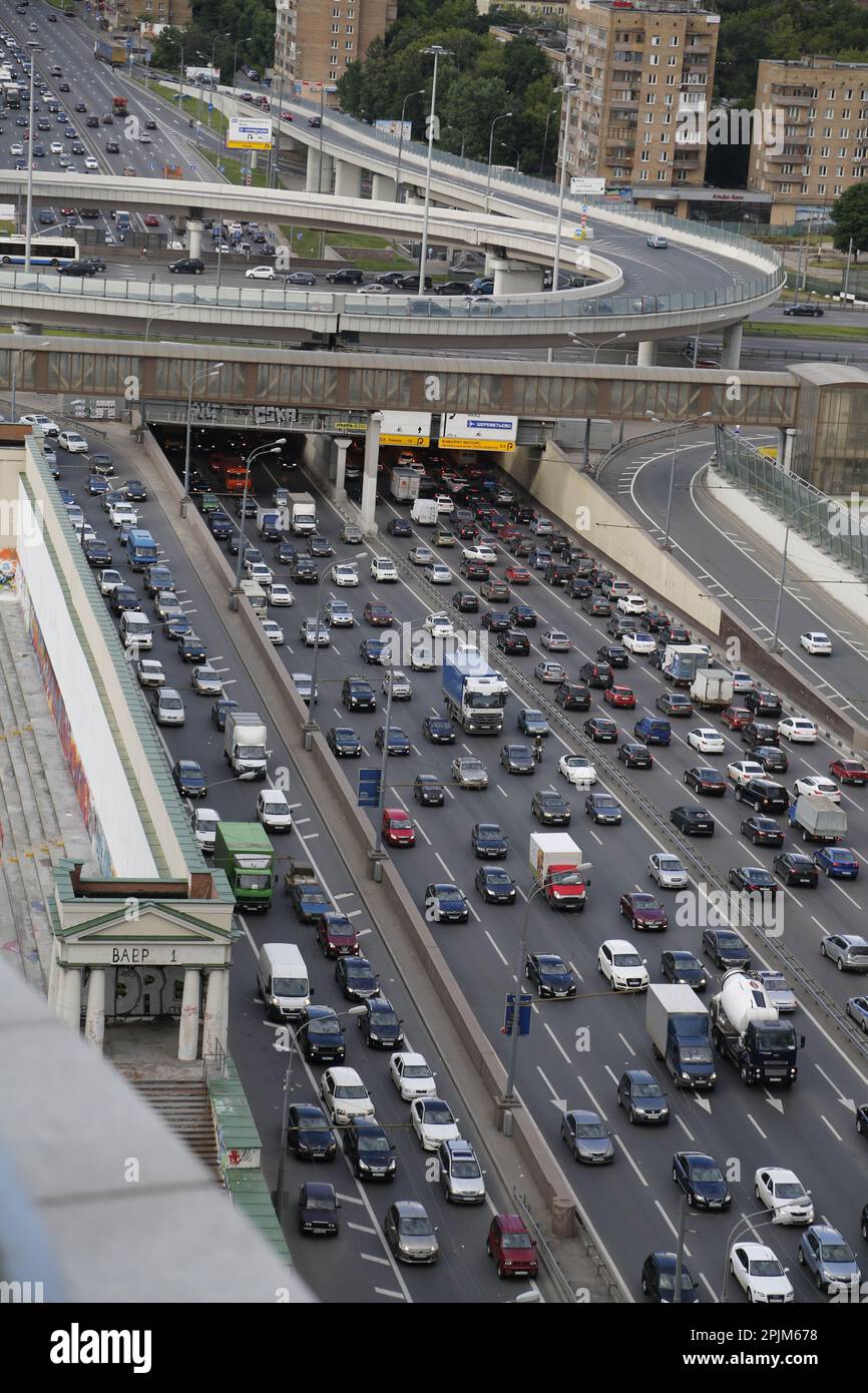 Blick auf den geschäftigen Verkehr auf der mehrspurigen Autobahn (Stau); auch großer erhöhter Kreisverkehr Stockfoto