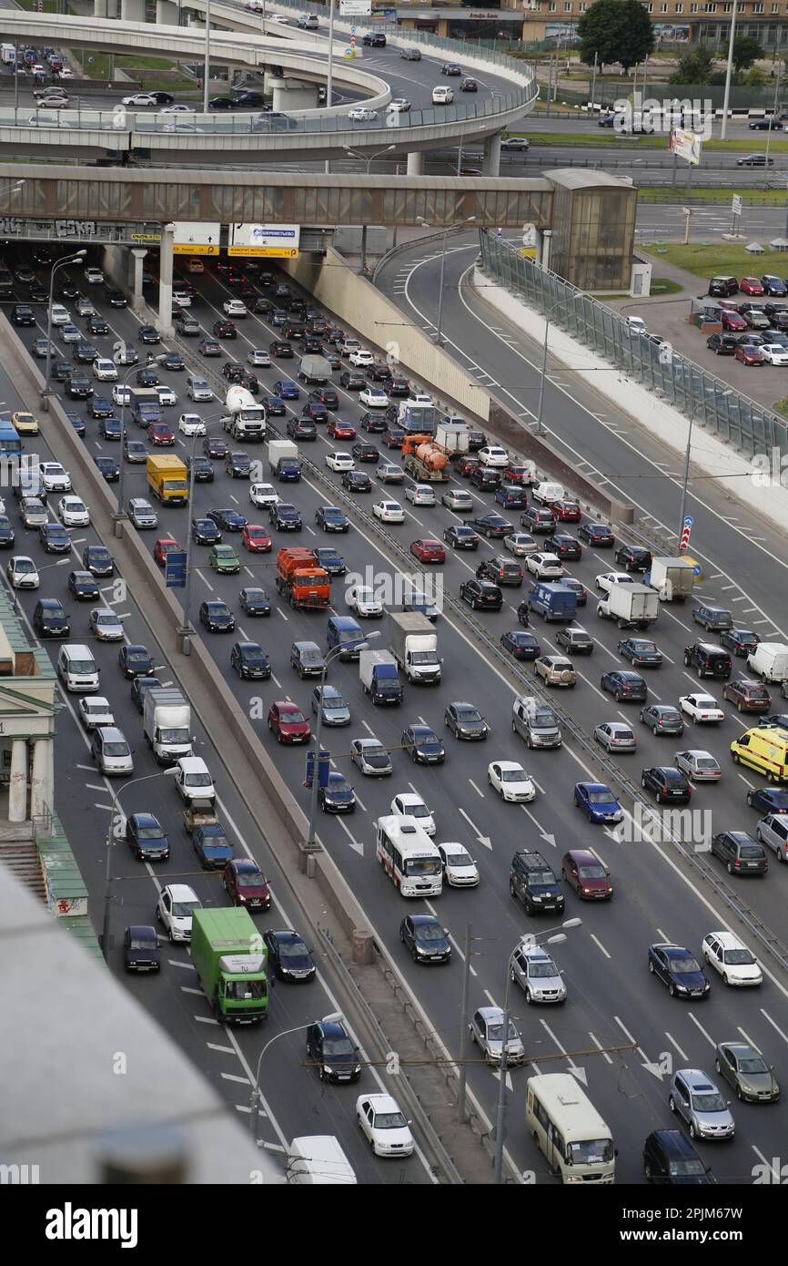 Blick auf den geschäftigen Verkehr auf der mehrspurigen Autobahn (Stau); auch großer erhöhter Kreisverkehr Stockfoto