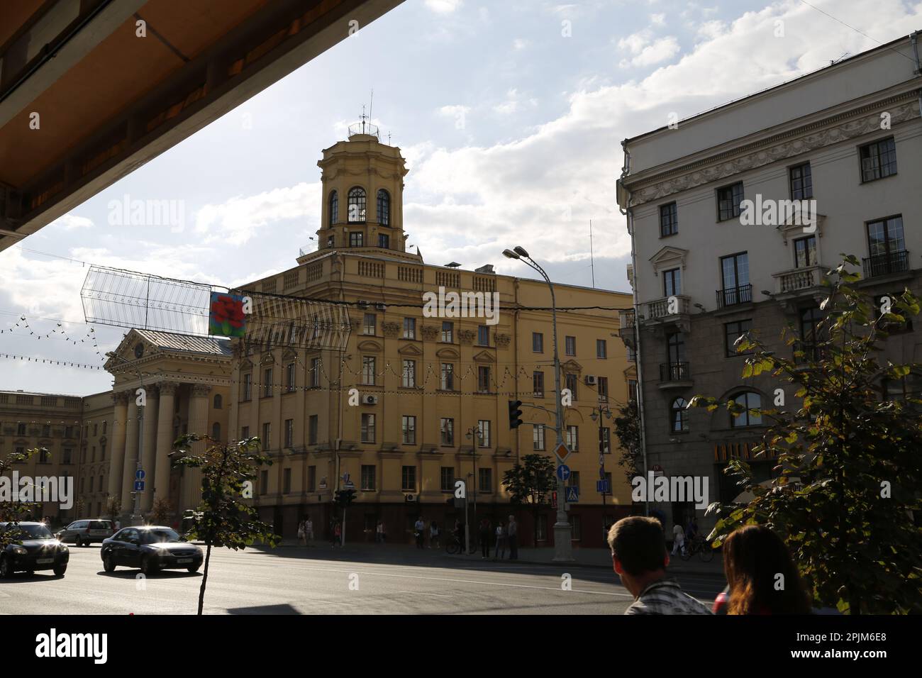 Blick auf die Independence Avenue mit dem gelben Gebäude des Hauptquartiers des Staatssicherheitskomitees der Republik Belarus (KGB RB) in Minsk Stockfoto