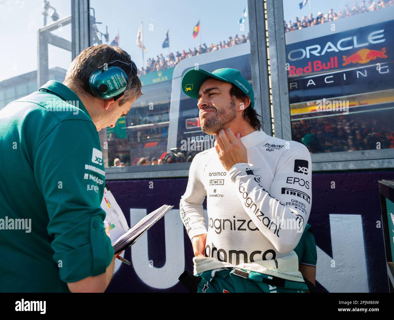 Albert Park, 2. April 2023 Fernando Alonso (ESP) des Teams Aston Martin vor dem Start des Rennens auf dem Spielfeld. Corleve/Alamy Live News Stockfoto