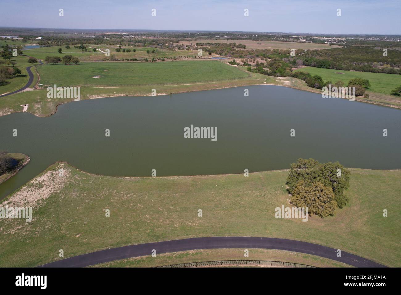Ein Blick auf die Drohne auf einen See in einem Feld unter der Sonne in