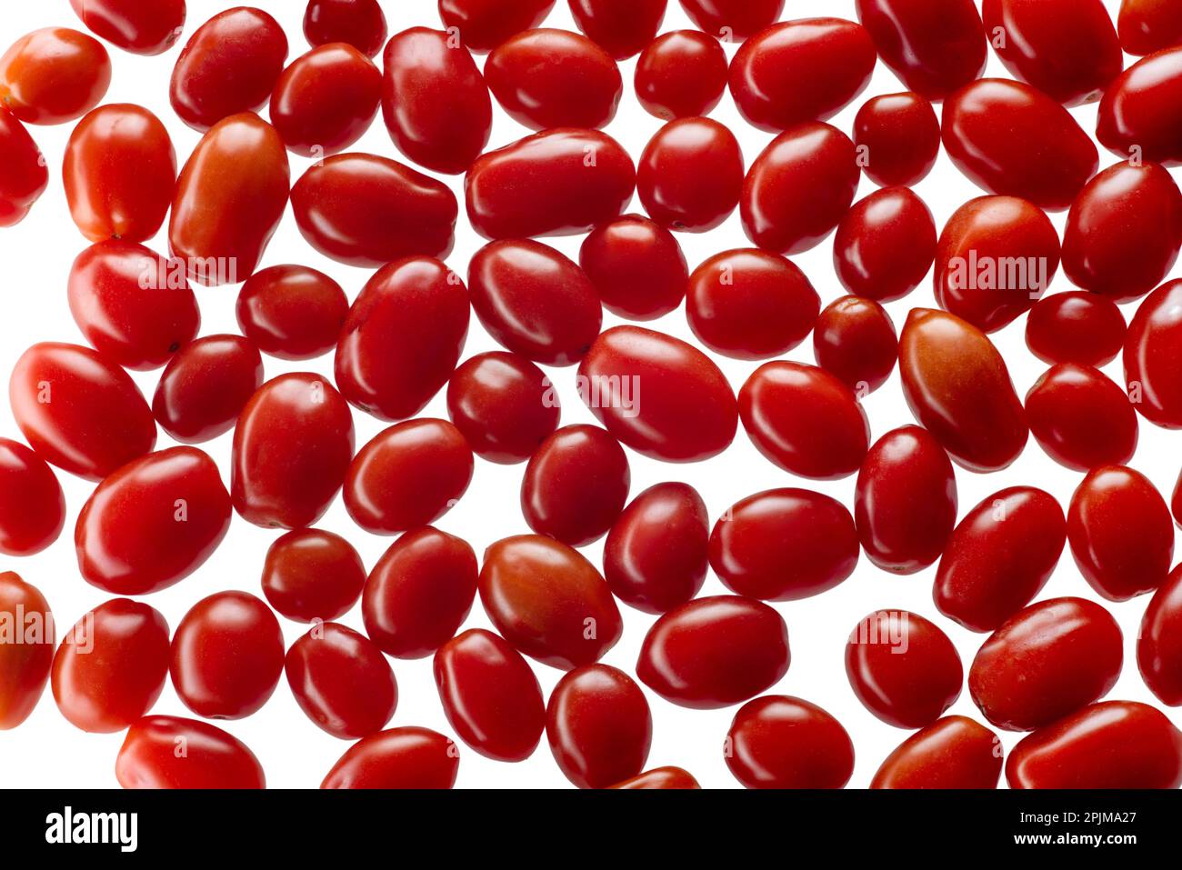 Verstreute rote Kirschtomaten als Hintergrund, Datterino-Tomate, Draufsicht isoliert auf Weiß mit Schnittpfad im Lieferumfang enthalten Stockfoto