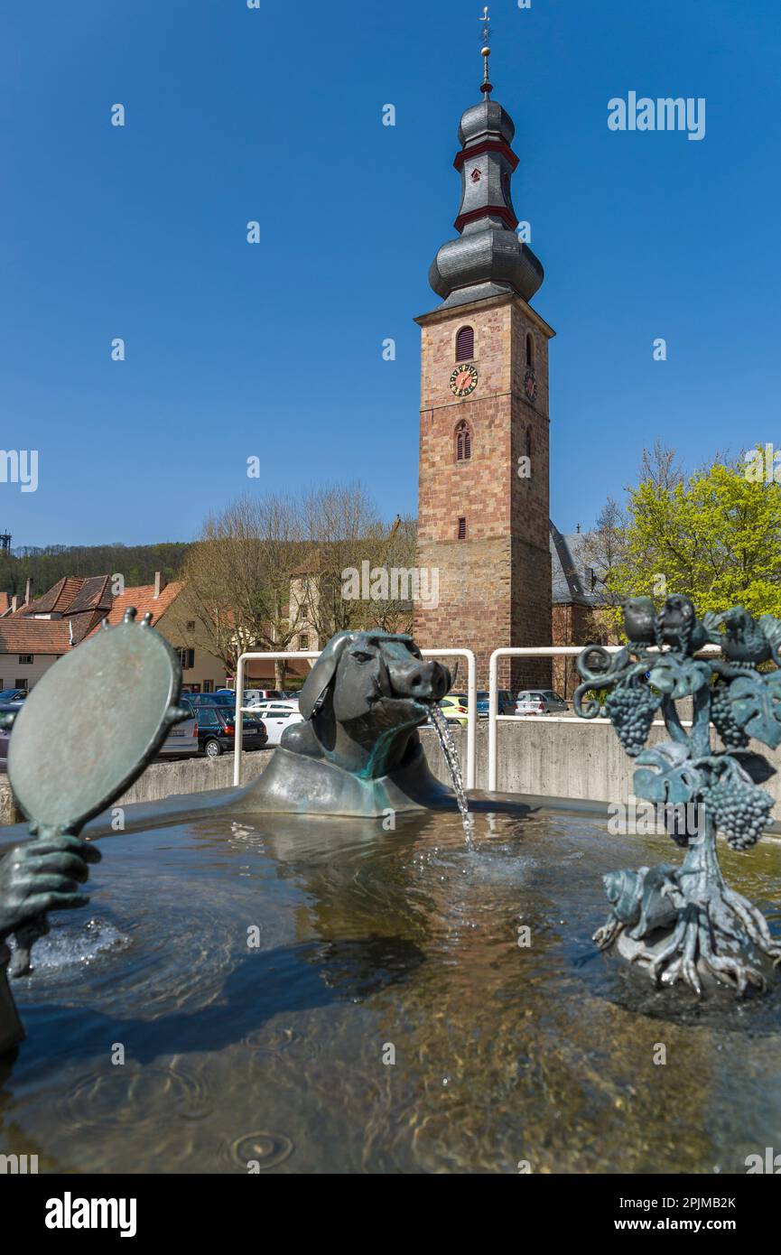 Blick auf den Turm der Marktkirche, im Vordergrund der Weinbrunnen Bad Bergzabern, Pfalz, Rheinland-Pfalz, Deutschland, Europa Stockfoto