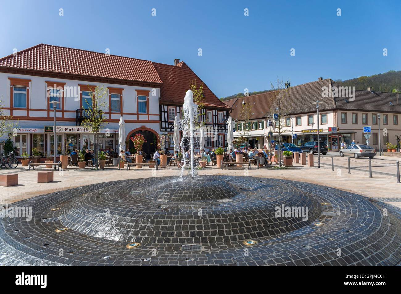 Stadtplatz mit Brunnen und Restaurants, Bad Bergzabern, Pfalz, Rheinland-Pfalz, Deutschland, Europa Stockfoto