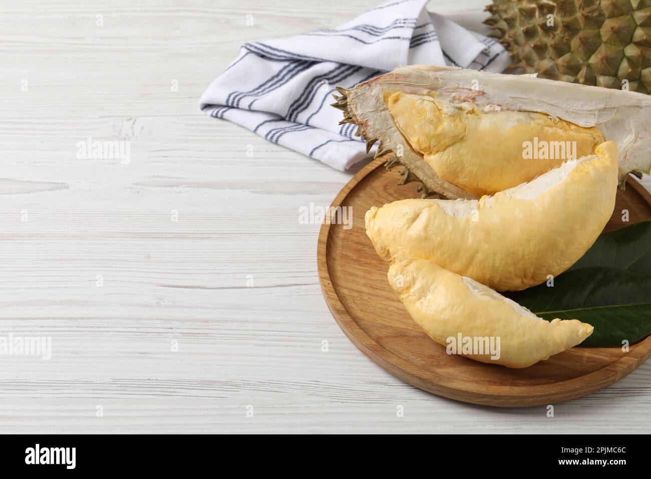 Frische, reife Durian auf einem weißen Holztisch. Platz für Text Stockfoto