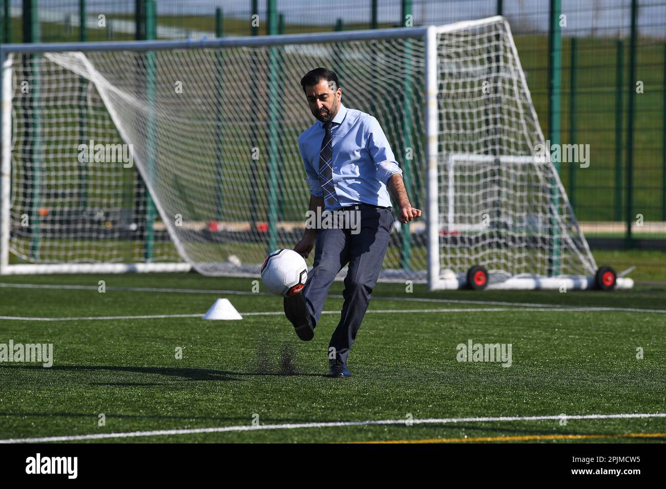 Der Ministerpräsident von Schottland Humza Yousaf tritt während eines Besuchs in einem Schulferienclub der Ayr Academy in Ayr mit einem Fußballspiel zusammen, um zusätzliche Mittel zur Unterstützung von Familien bekannt zu geben. Foto: Montag, 3. April 2023. Stockfoto