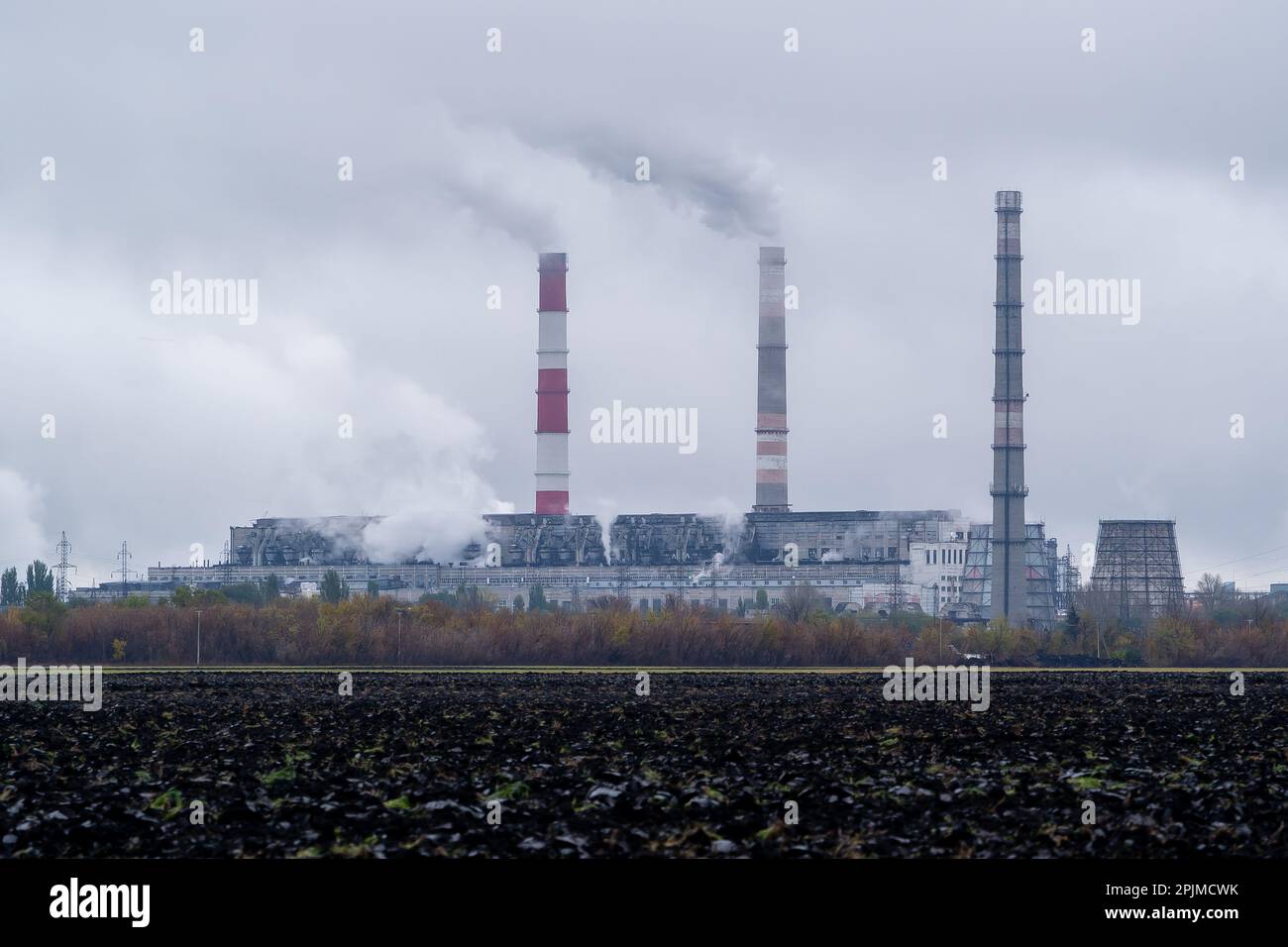 Zeitraffer von Dämpfen schädlicher toxischer Substanzen in Form von dickem weißem Rauch, der aus den Rohren einer chemischen Anlage in die Umwelt abgegeben wird Stockfoto