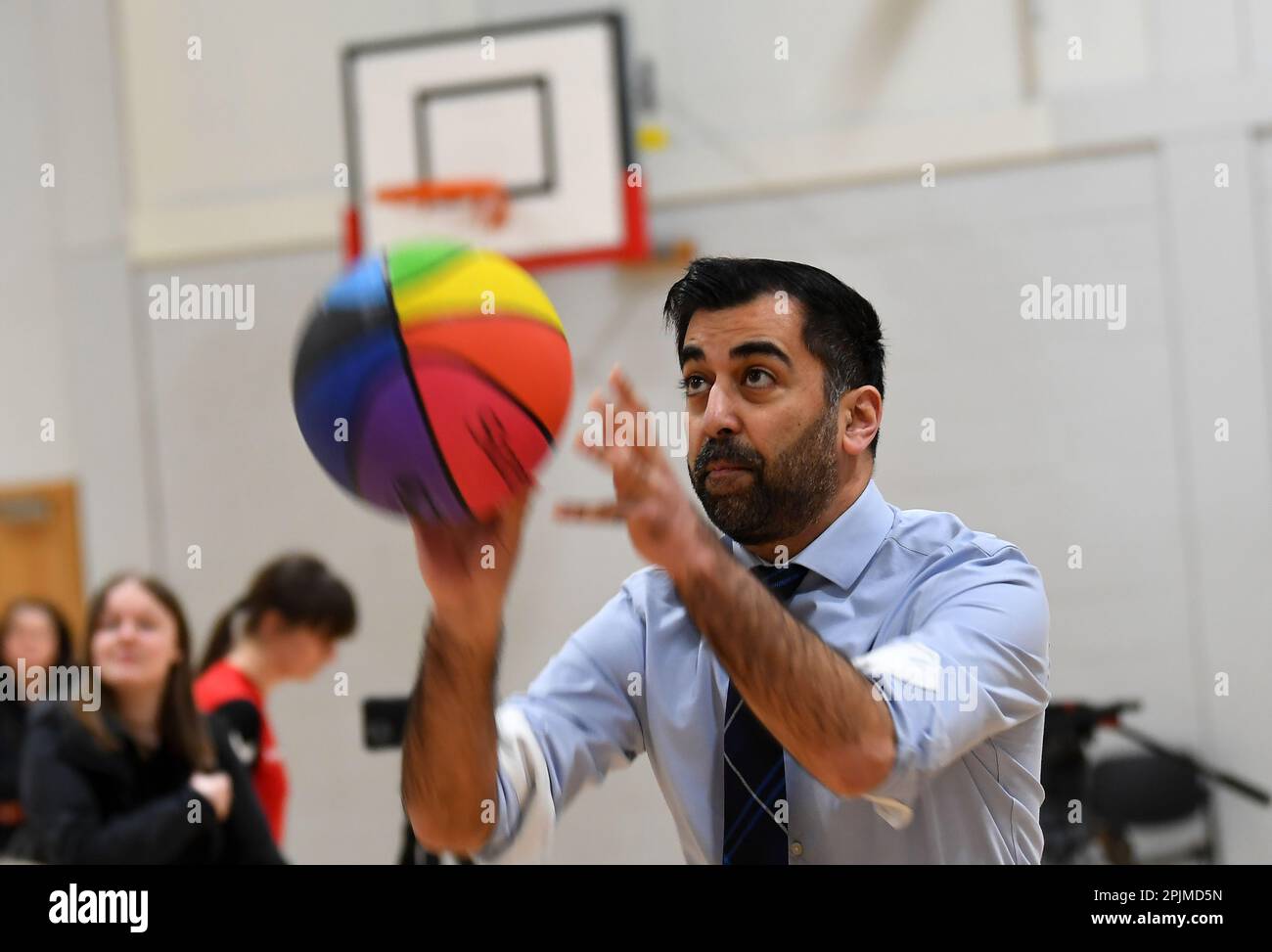 Der Ministerpräsident von Schottland Humza Yousaf spielt Basketball während eines Besuchs in einem Schulferienclub der Ayr Academy in Ayr, um zusätzliche Mittel zur Unterstützung von Familien bekannt zu geben. Foto: Montag, 3. April 2023. Stockfoto