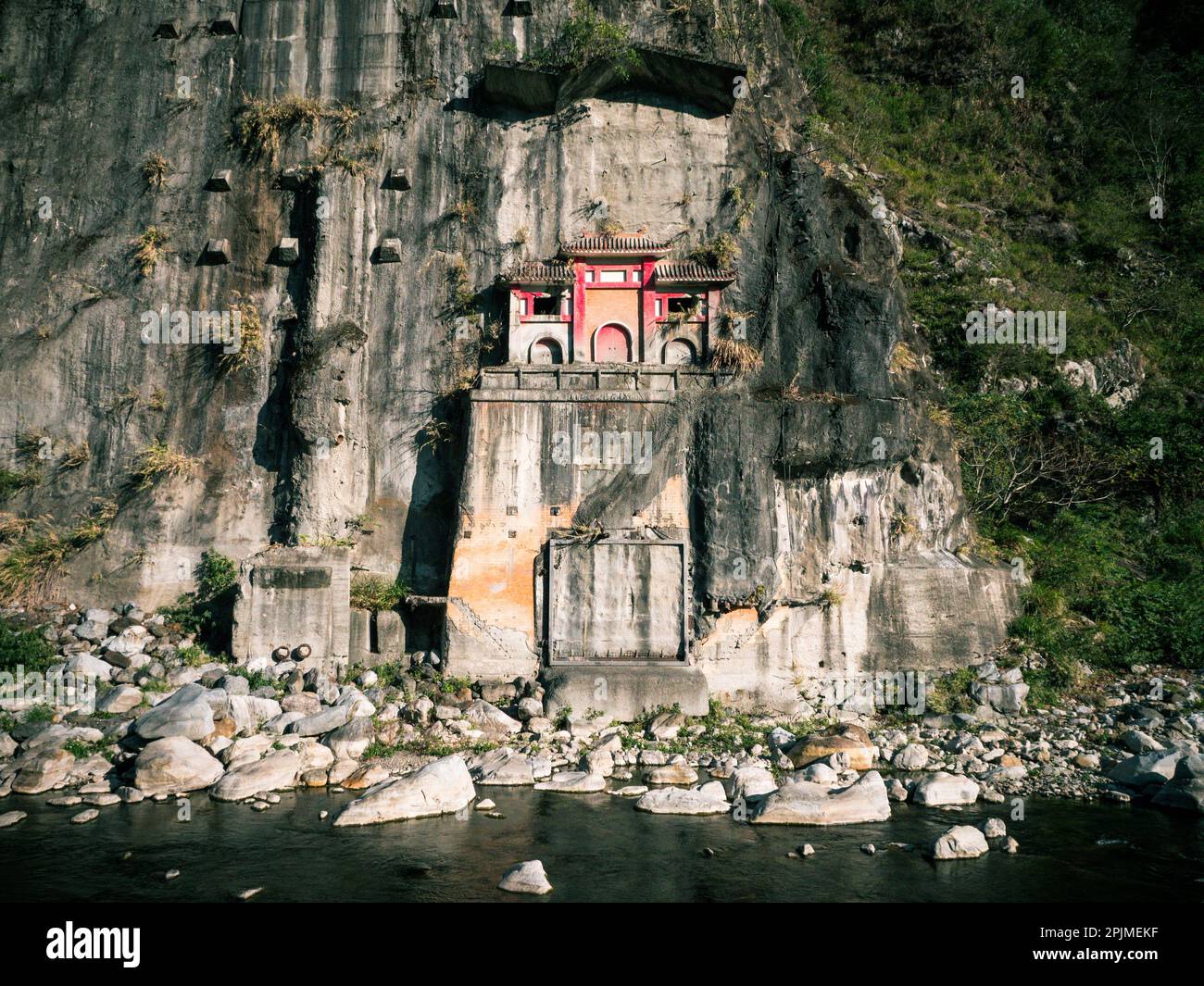 Ungewöhnliche Tempelstruktur am verlassenen Damm in Taiwan Stockfoto