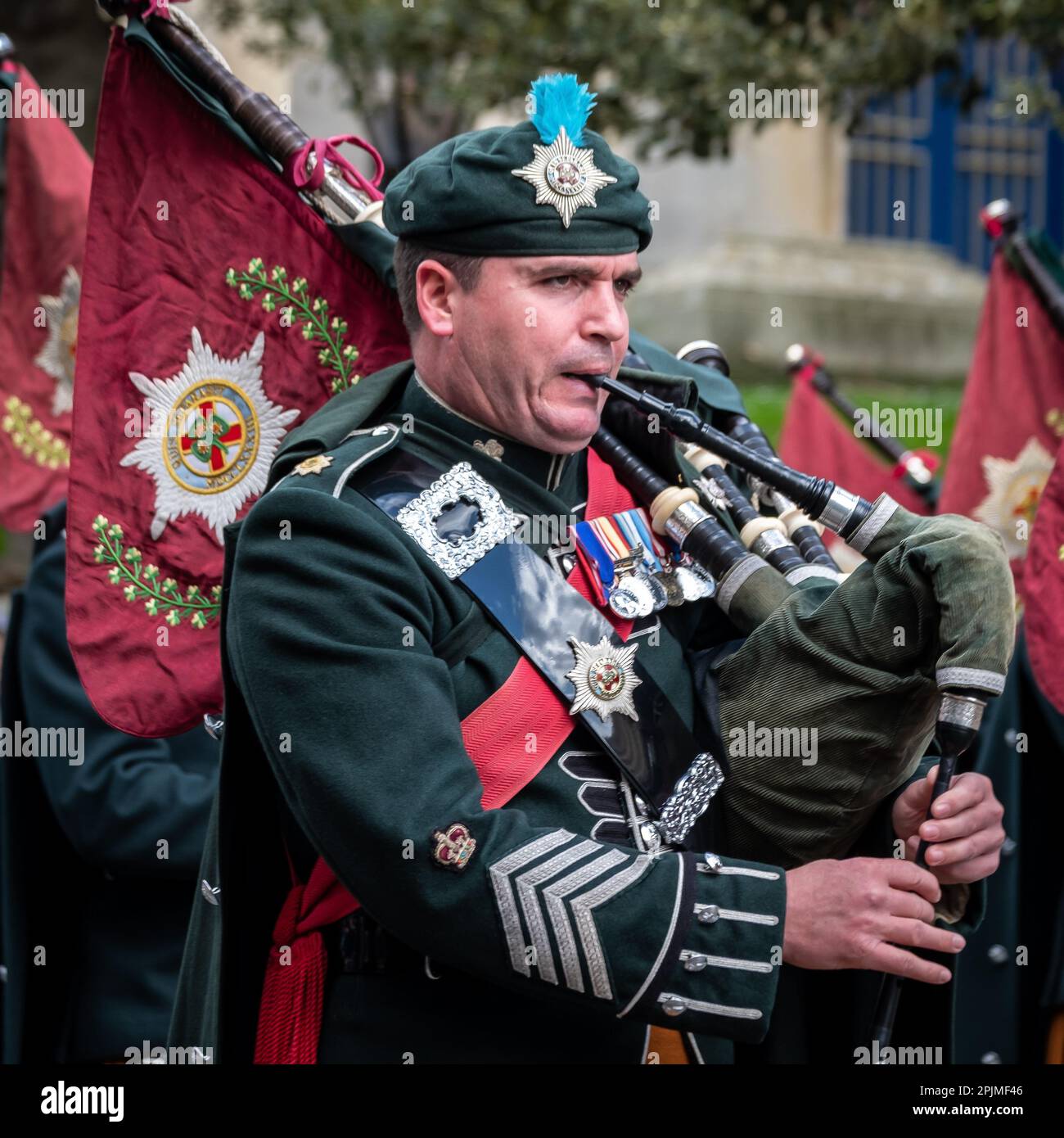 Ein Pfeifer der Irish Guards begleitet den Wachwechsel in Windsor Castle, Großbritannien. Stockfoto