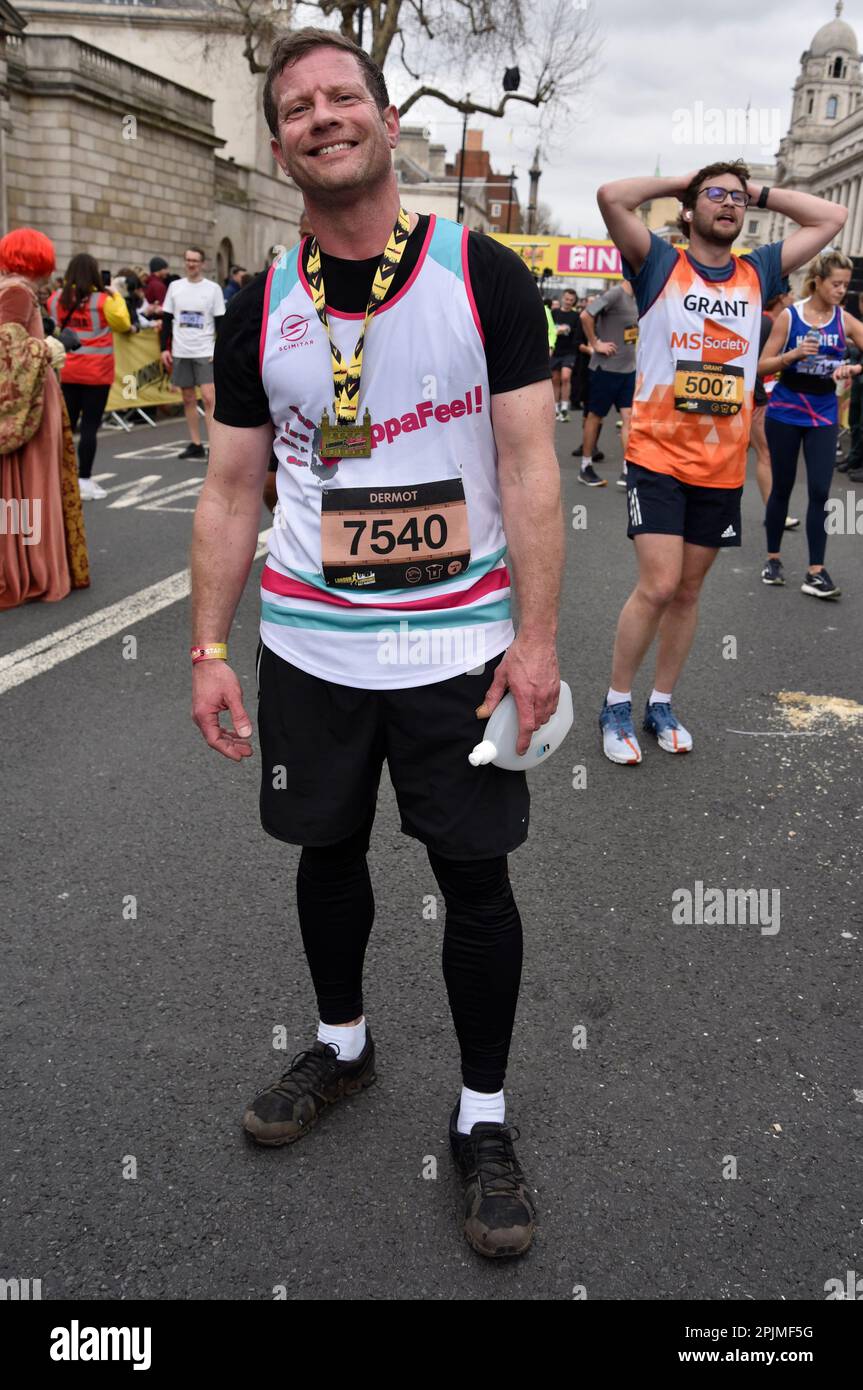 London UK. 2. April 2023 Dermot O'Leary am Ende des 2023. Halbmarathons der Londoner Wahrzeichen in Whitehall, London. Sue Andrews/Alamy. Stockfoto