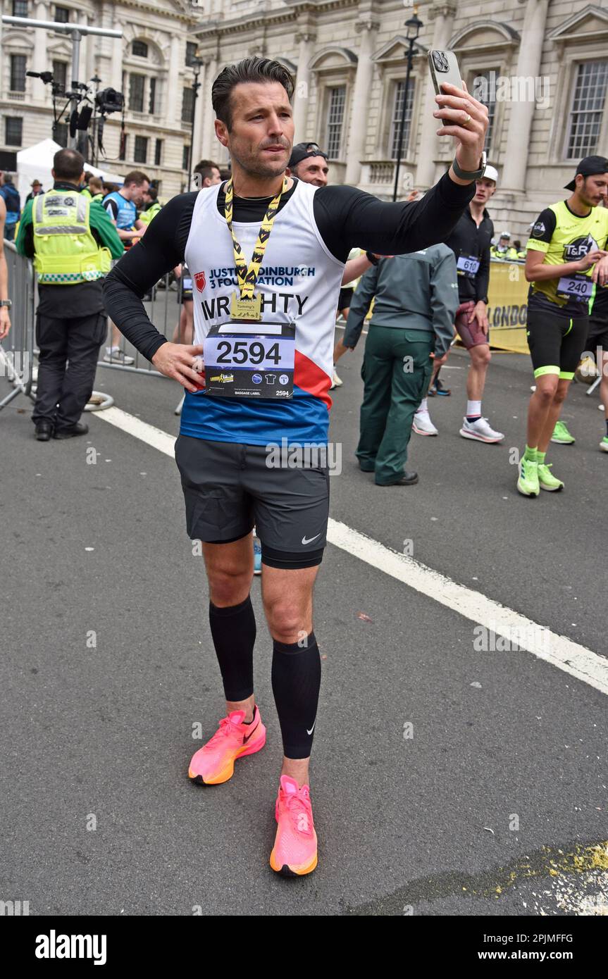 London UK. 2. April 2023 Mark Wright am Ende des Halbmarathons der Londoner Wahrzeichen 2023 in Whitehall, London. Sue Andrews/Alamy. Stockfoto