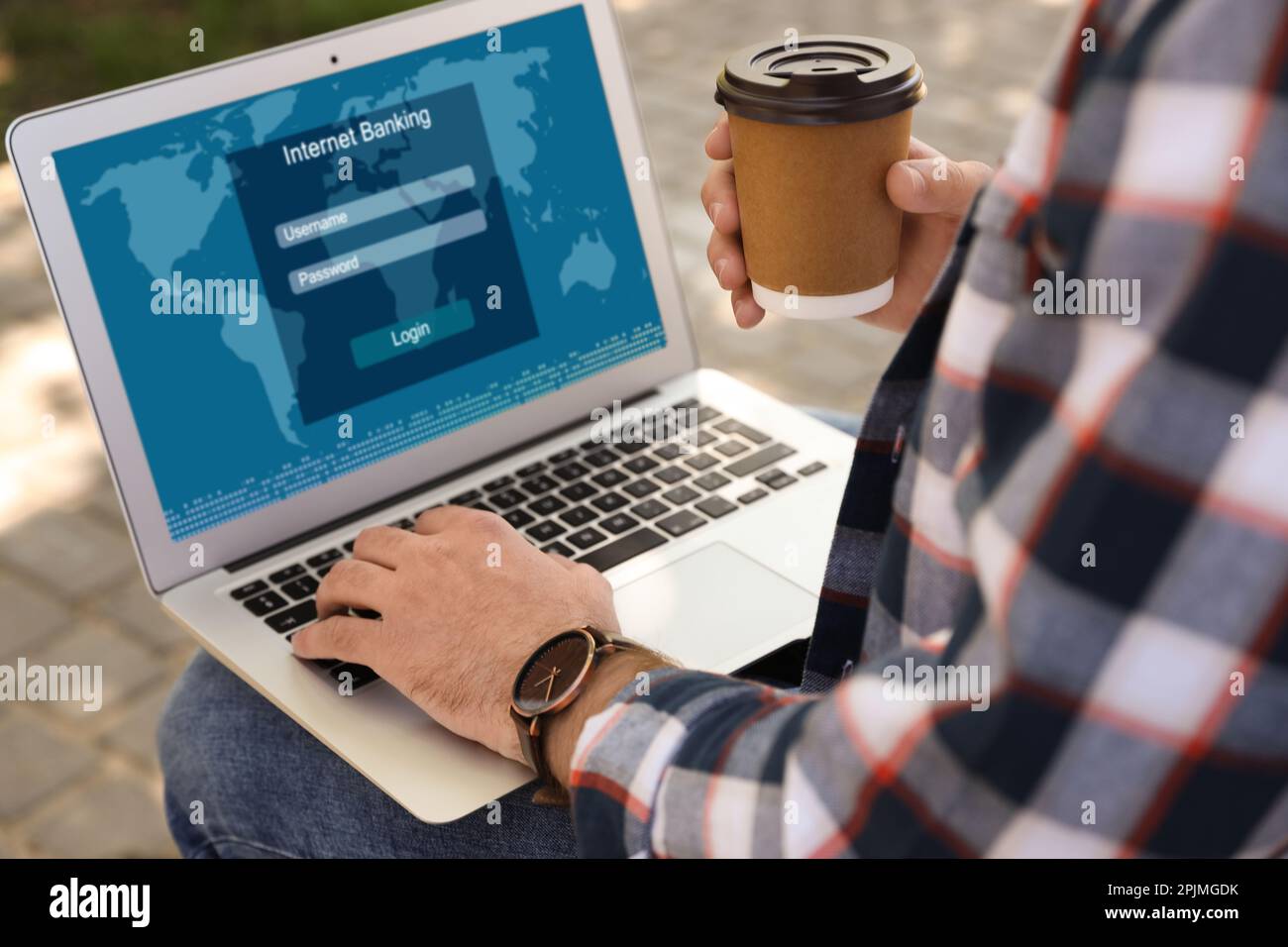 Ein Mann, der im Freien eine Online-Banking-Anwendung auf einem Laptop verwendet, Nahaufnahme Stockfoto