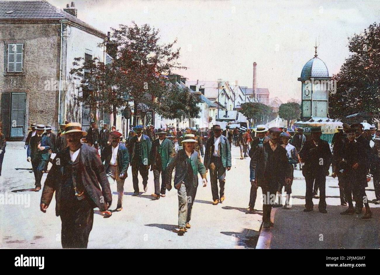 Le Creusot - La sortie des ouvriers des usines d'Artillerie Schneider, au Creusot. Vers. 1913 Stockfoto