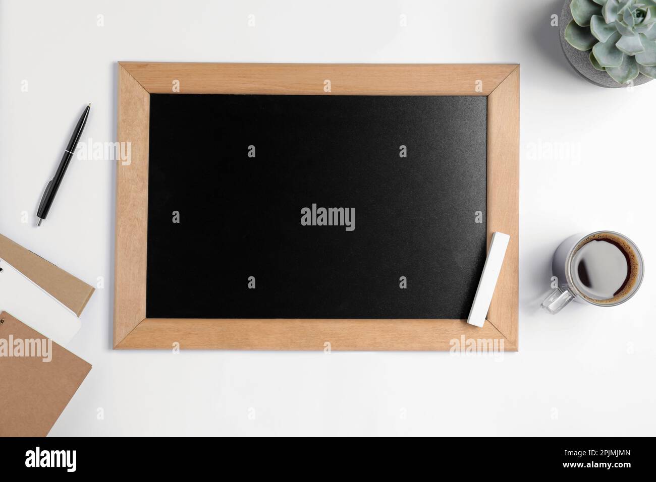 Flach liegend mit kleiner Tafel auf weißem Hintergrund, Platz für Text Stockfoto