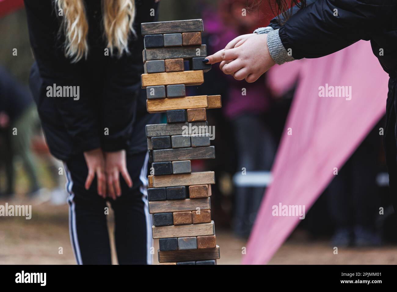 Jenga-Turm-Spiel in der Natur. Nahaufnahme von Jenga Wooden Blockspiel. Konzept des Risikomanagements. Hochwertiges Foto Stockfoto