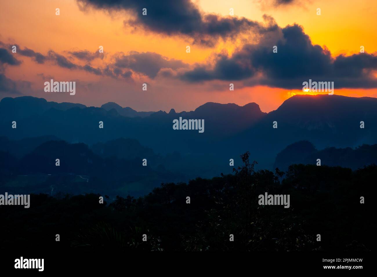 Wunderschöne Landschaft in den Bergen bei Sonnenaufgang Stockfoto