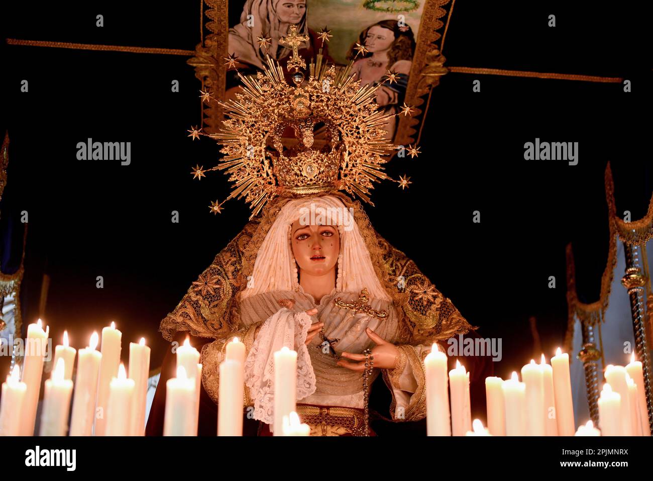 Vendrell, Spanien. 03. April 2023. Das Bild der Virgen del Consuelo. Die Bruderschaft von 'Las Penas de El Vendrell' führt die Parade mit 'Virgen del Consuelo' und 'Jesus de las Penas' während der Feier des Palmensonntags in der Osterwoche in Vendrell, Tarragona Spanien Credit: SOPA Images Limited/Alamy Live News Stockfoto