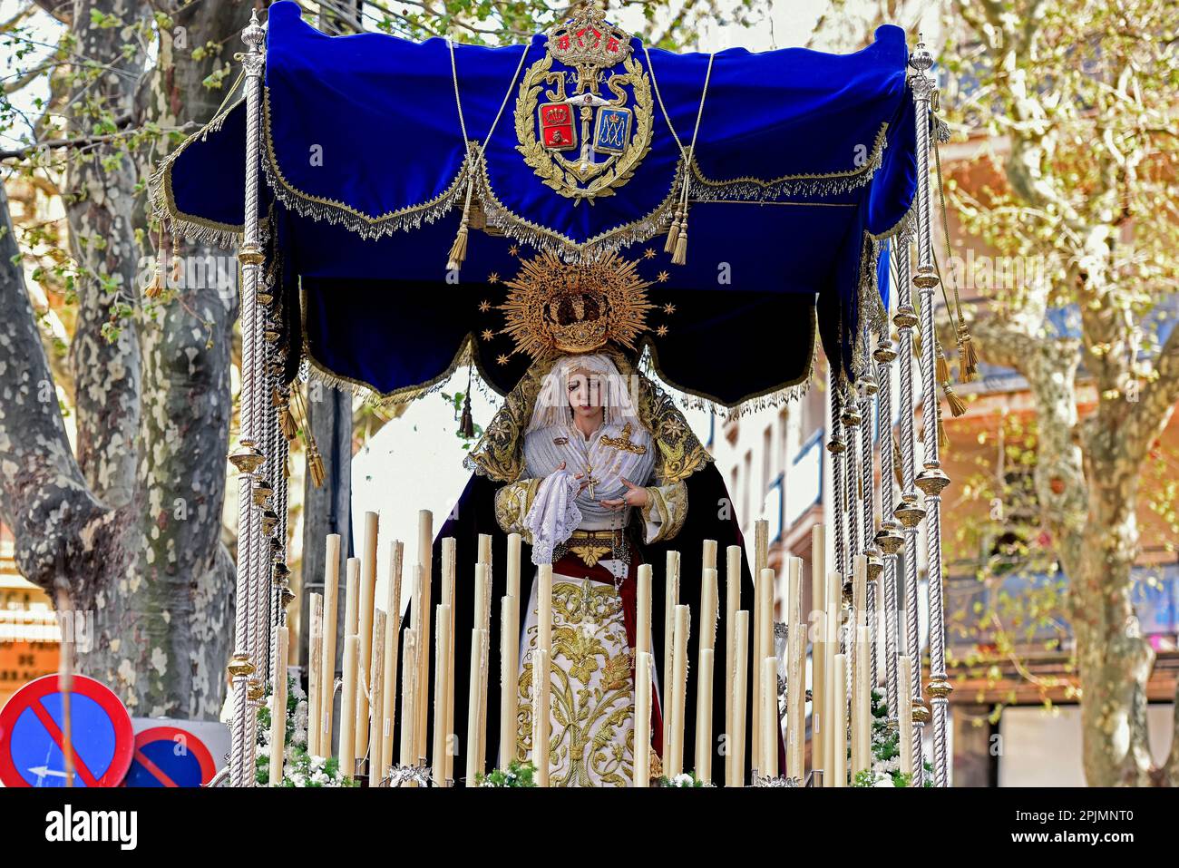 Vendrell, Spanien. 03. April 2023. Bild der Virgen del Consuelo bei der Palmensonntagsparade in Vendrell. Die Bruderschaft von 'Las Penas de El Vendrell' führt die Parade mit 'Virgen del Consuelo' und 'Jesus de las Penas' während der Feier des Palmensonntags in der Osterwoche in Vendrell, Tarragona Spanien Credit: SOPA Images Limited/Alamy Live News Stockfoto