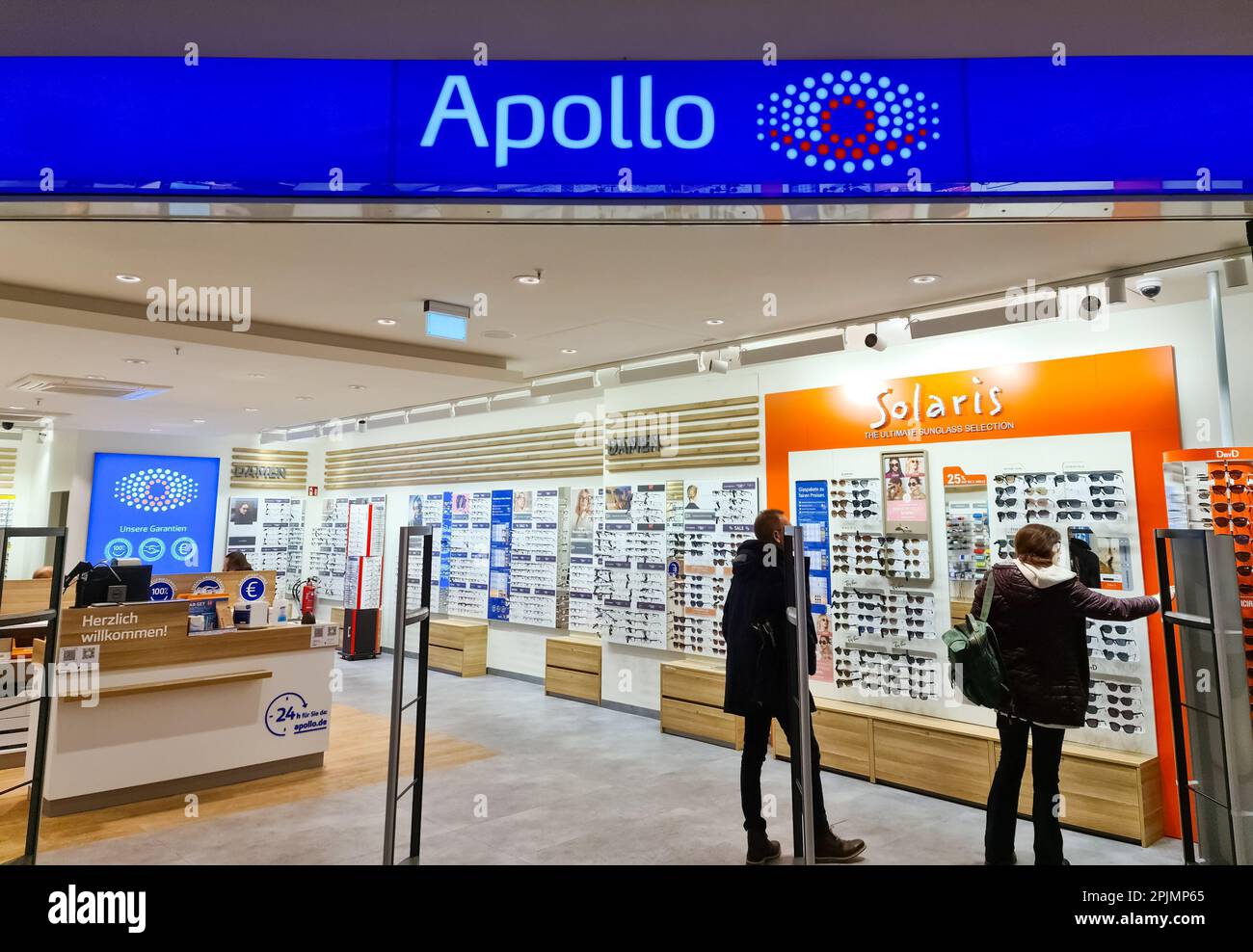 Kiel, Deutschland - 03. April 2023: Eintritt in eine Filiale der Optikmarke Apollo Stockfoto