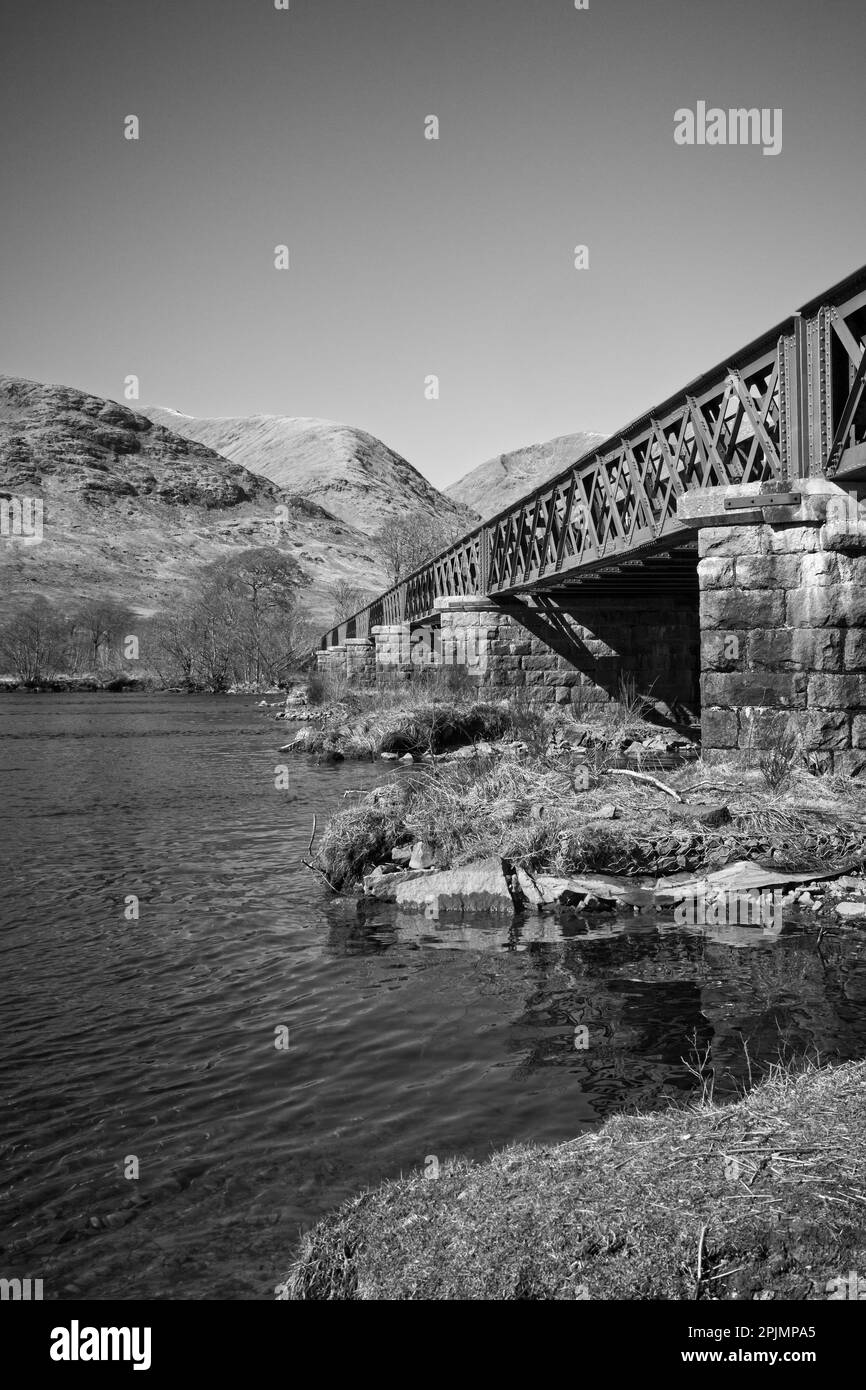 Eine grüne Metallbrücke überquert Loch Awe in den schottischen Highlands. Stockfoto