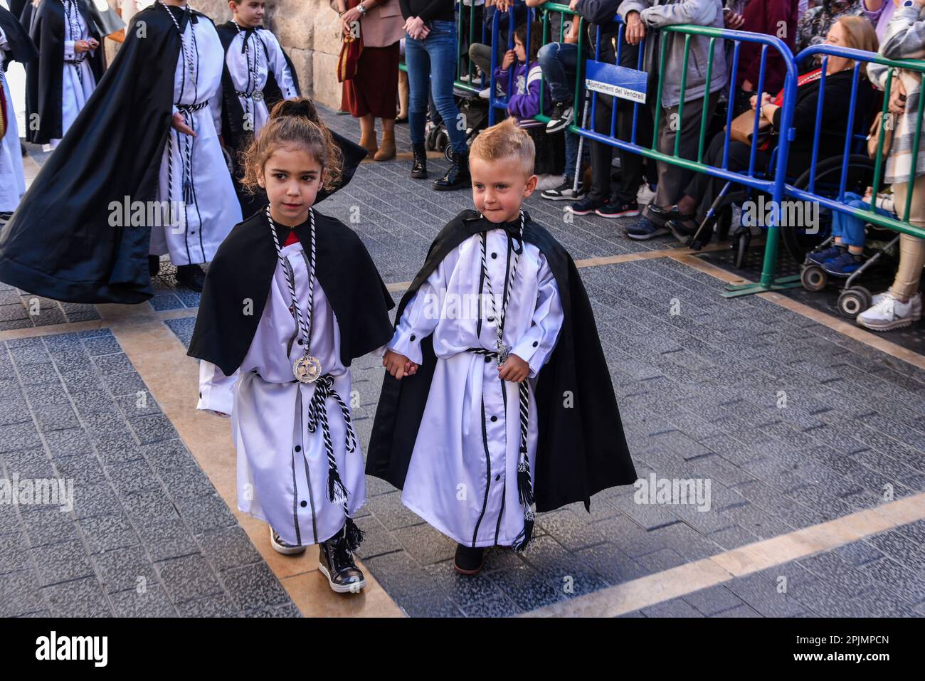 Vendrell, Spanien. 03. April 2023. Zwei Nazarener Kinder, die während der Parade am Palm Sunday in Vendrell gesehen wurden. Die Bruderschaft von 'Las Penas de El Vendrell' führt die Parade mit den 'Virgen del Consuelo' und 'Jesus de las Penas' während der Osterwoche des Palmensonntags in Vendrell, Tarragona Spanien (Foto von Ramon Costa/SOPA Images/Sipa USA). Kredit: SIPA USA/Alamy Live News Stockfoto