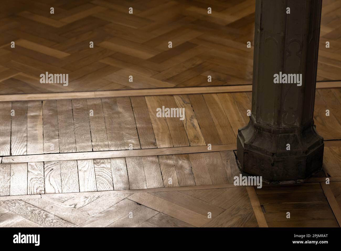 Sockel und Sockel einer Säule in einem klassischen Interieur mit Holzparkett auf dem Boden Stockfoto