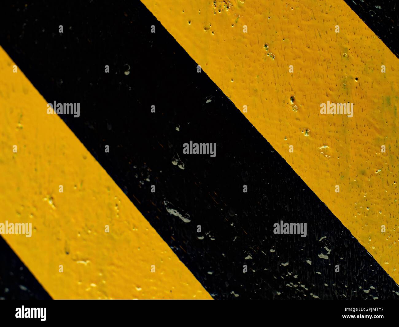 Abstrakter Hintergrund. Schwarze gelbe schräge Streifen. Industrieller Hintergrund. Stockfoto