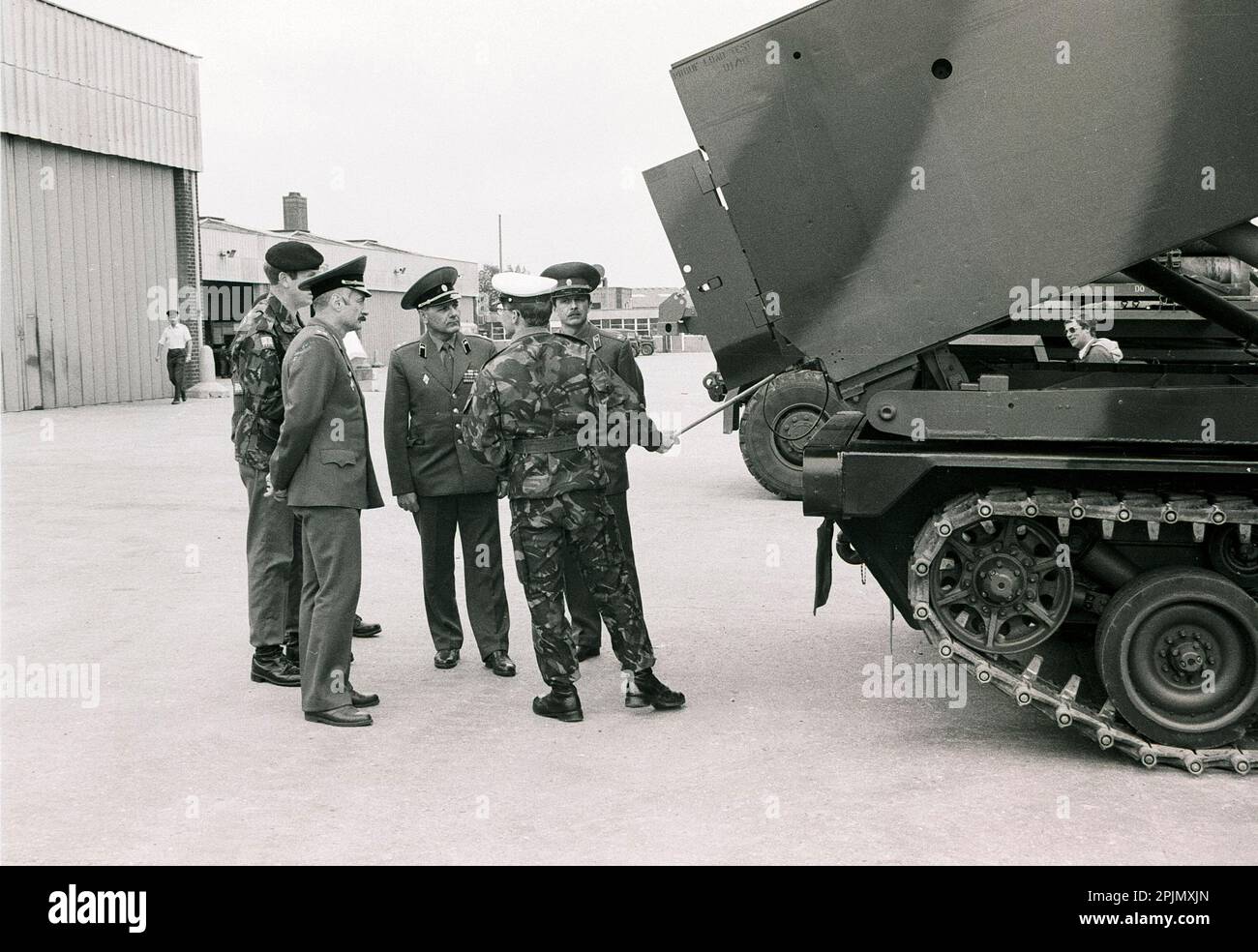 Archivbild von Offizieren der russischen Armee, die im März 1991 die britische Armee in Larkhill auf der Salisbury Plain besuchten. Stockfoto